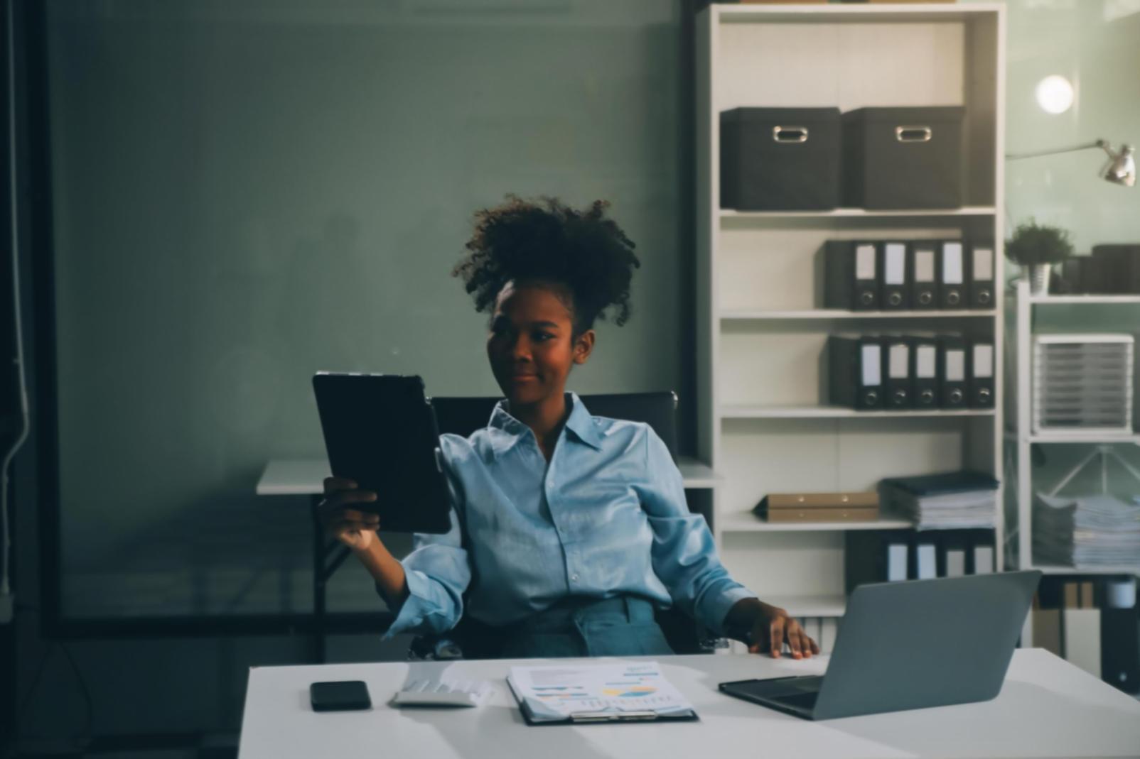 Teilnehmer beim gemeinsamen Austausch über Finanzthemen